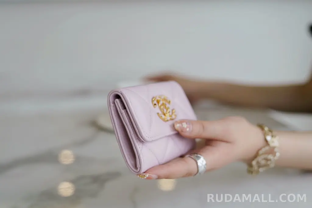 null  샤넬 19 플랩 카드지갑 램스킨 상세 이미지
