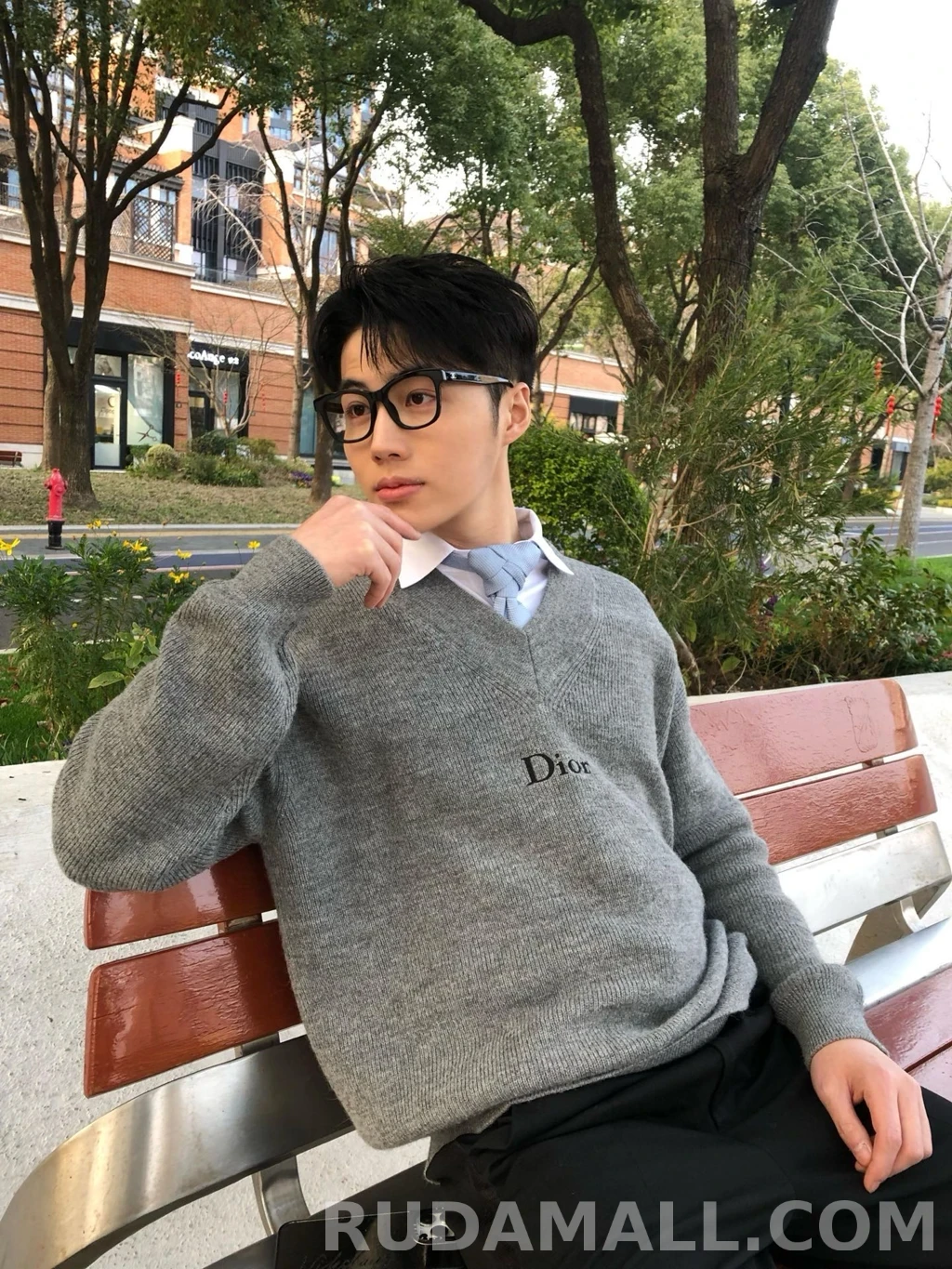 디올 디올 로고 V넥 니트 상세 이미지