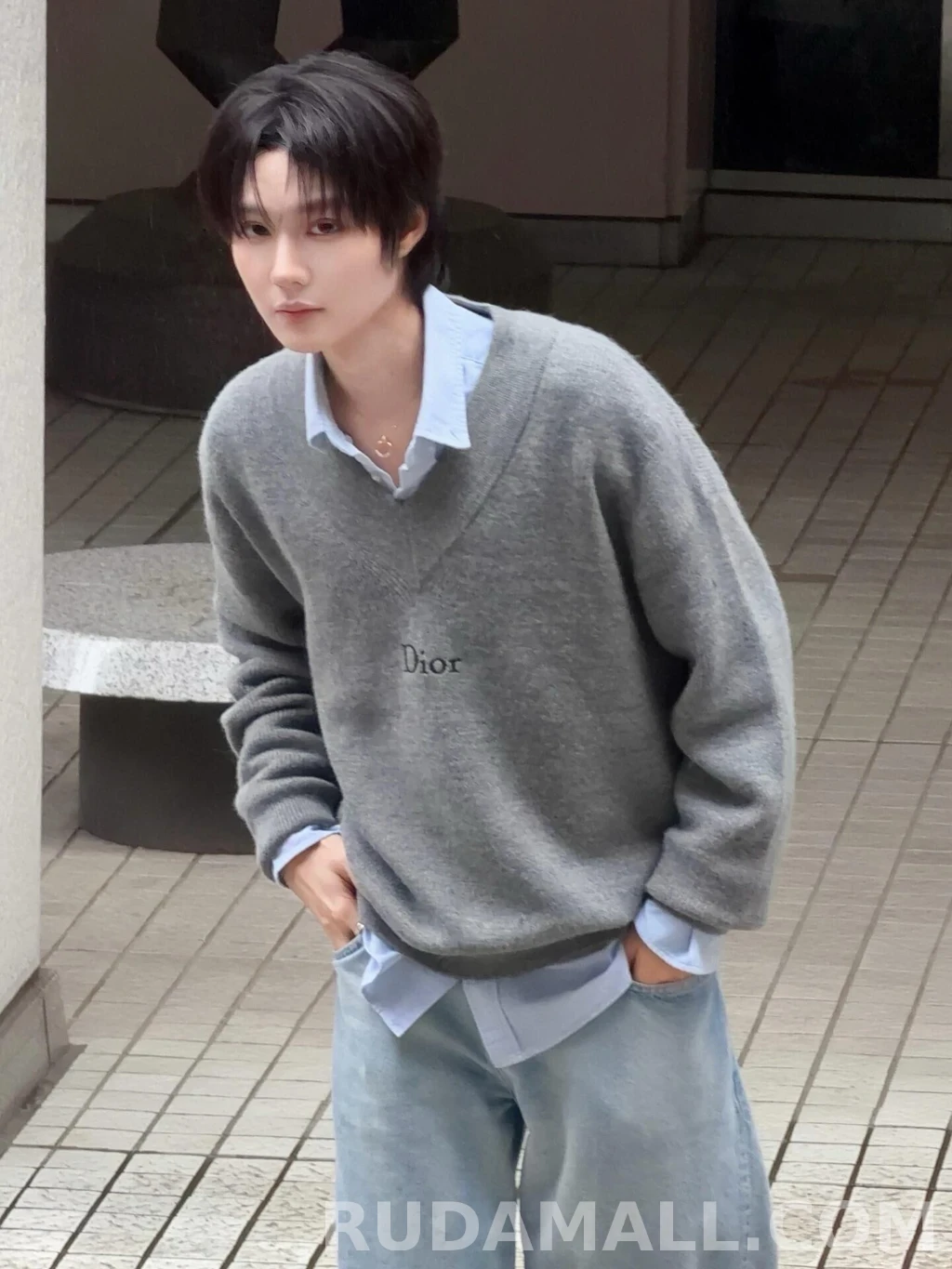 디올 디올 로고 V넥 니트 상세 이미지