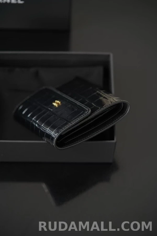 샤넬 샤넬 클래식 에메랄드 엠보스드 크로커다일 스몰 트라이폴드 플랩 지갑 상세 이미지