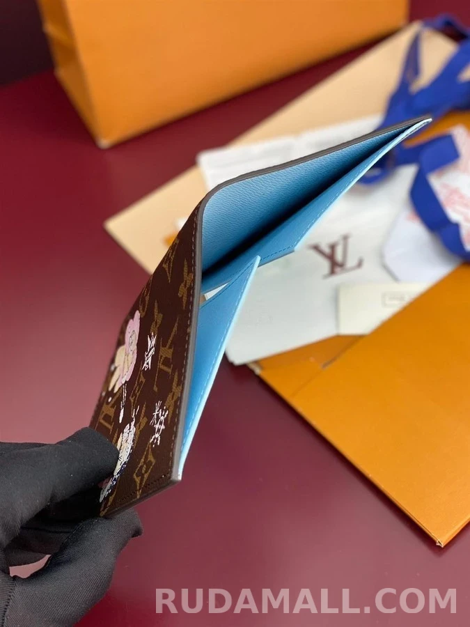 루이비통 루이비통 비비엔 LV Xmas 패스포트 커버 모노그램 상세 이미지