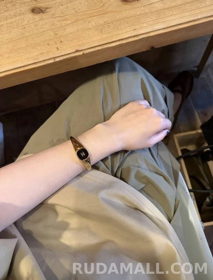 샤넬 샤넬 에나멜 더블C 로고 커프 팔찌 상세 이미지