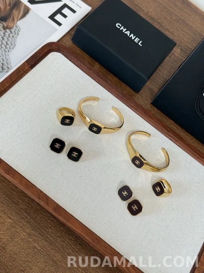 샤넬 샤넬 스퀘어 에나멜 스터드 귀걸이 상세 이미지