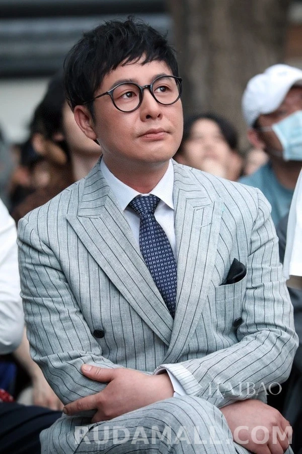 구찌 구찌 로고 자카드 실크 넥타이 상세 이미지