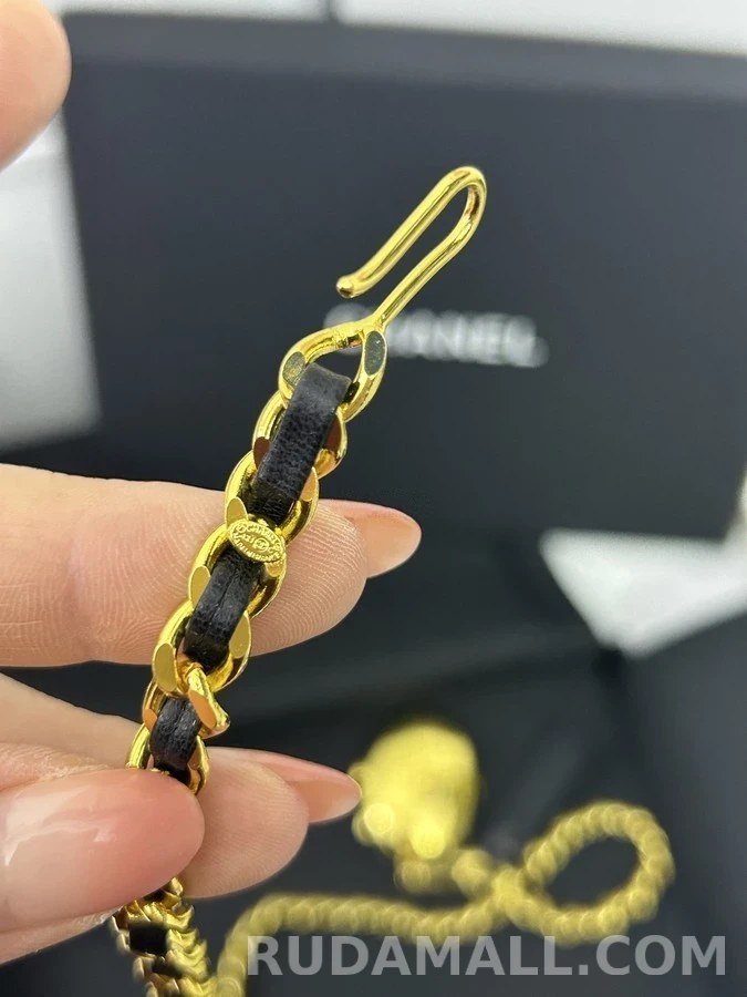 샤넬 샤넬 복고풍 레더 우븐 락킷 롱 네크리스 상세 이미지