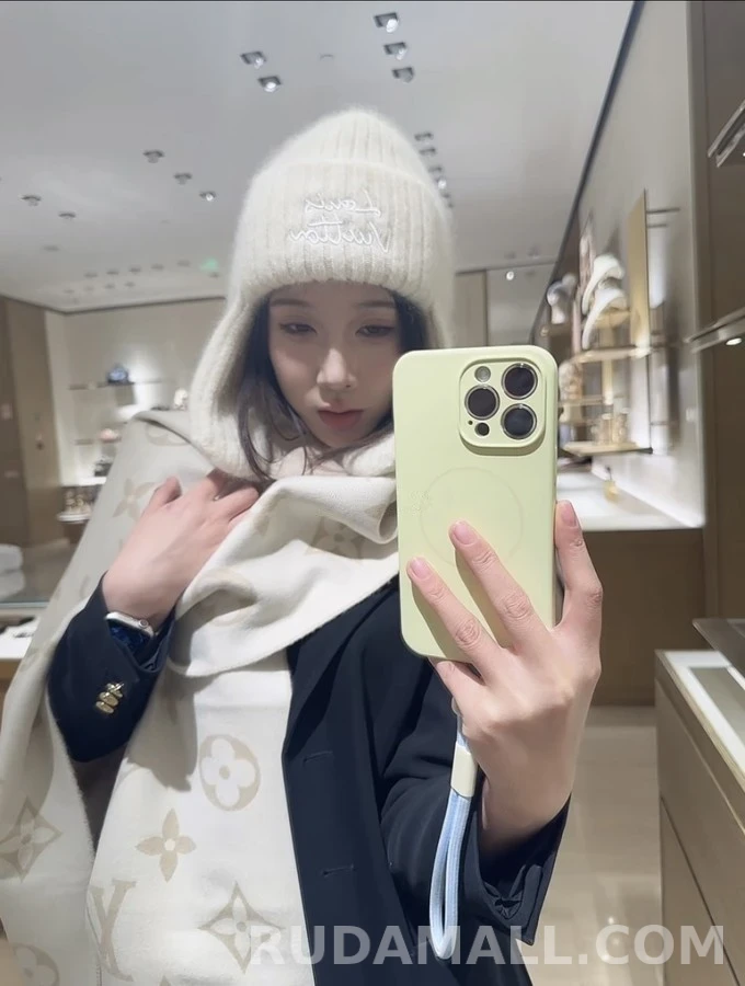 루이비통 루이비통 스크립트 로고 귀달이 비니 상세 이미지