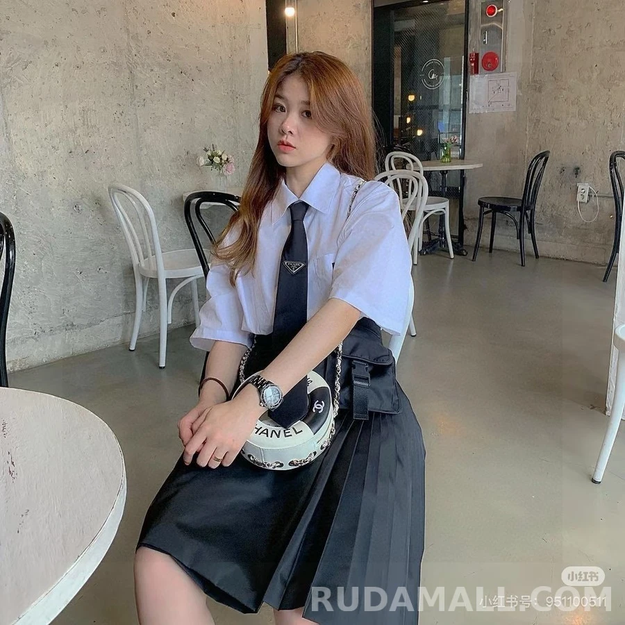 프라다 프라다 삼각 로고 넥타이 상세 이미지