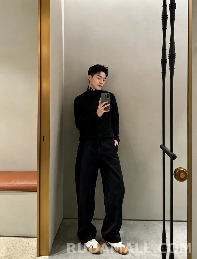 로에베 로에베 레터링 코튼 터틀넥 티셔츠 상세 이미지