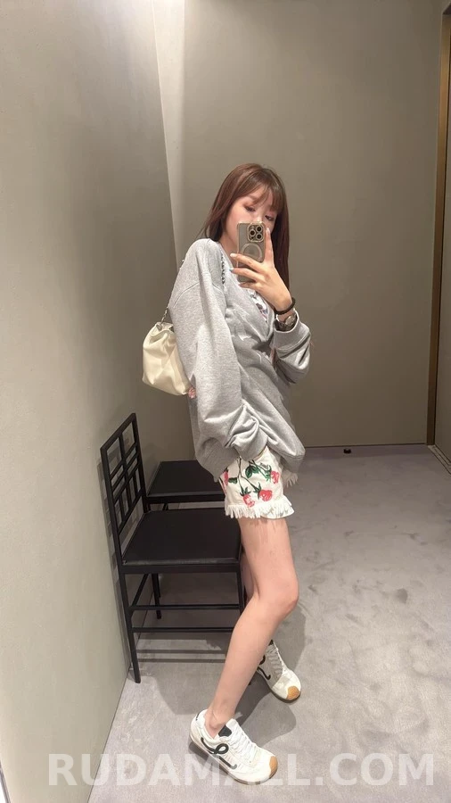 로에베 로에베 페이크 투피스 V넥 맨투맨 상세 이미지
