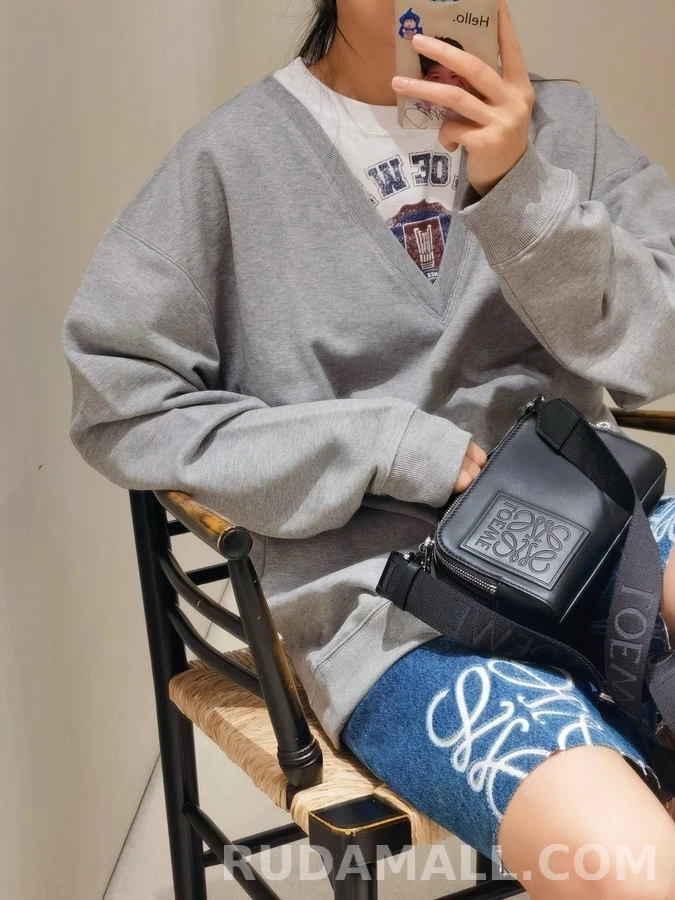 로에베 로에베 페이크 투피스 V넥 맨투맨 상세 이미지