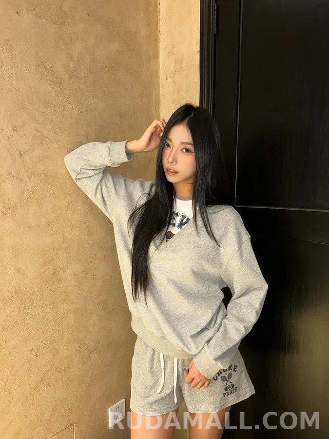 로에베 로에베 페이크 투피스 V넥 맨투맨 상세 이미지
