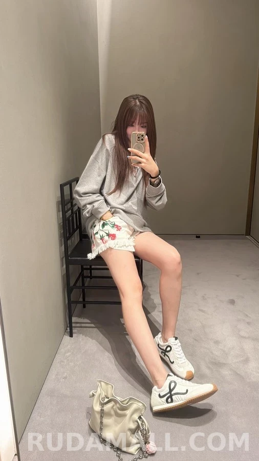 로에베 로에베 페이크 투피스 V넥 맨투맨 상세 이미지