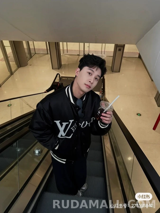 루이비통 루이비통 라버스 라인스톤 패치 패딩 상세 이미지