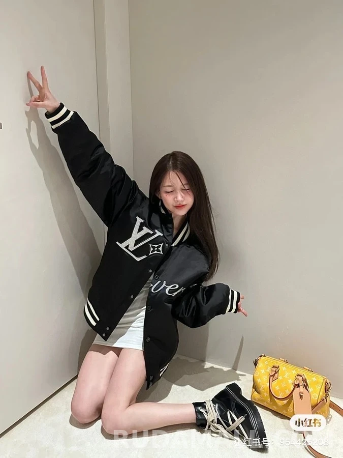 루이비통 루이비통 라버스 라인스톤 패치 패딩 상세 이미지