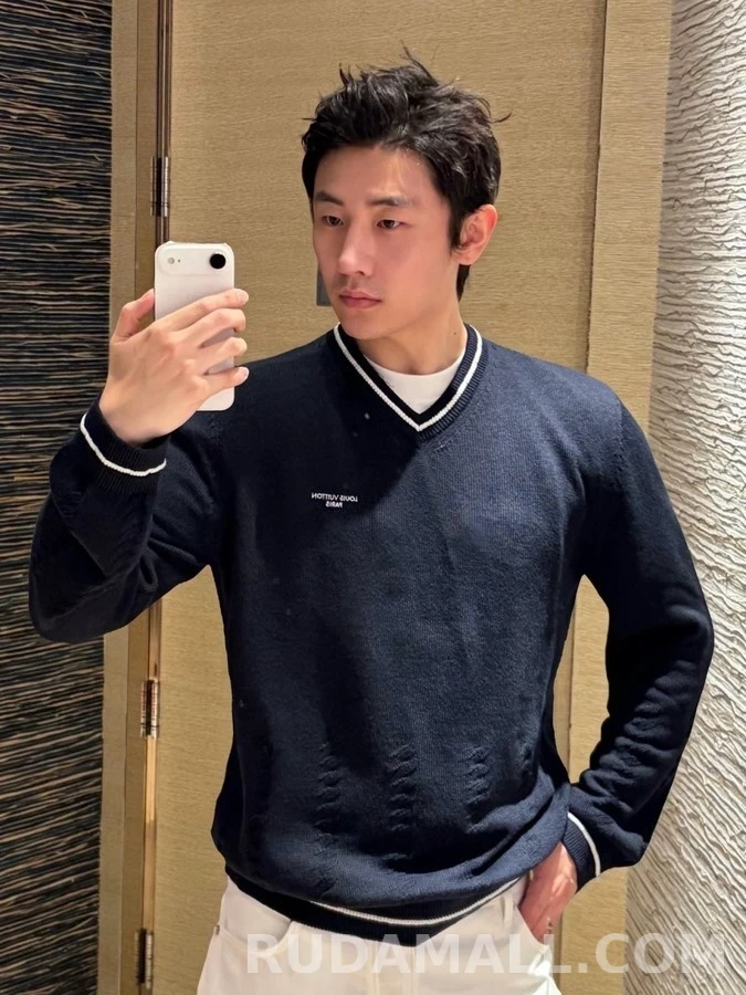 루이비통 루이비통 레터링 배색 V넥 니트 스웨터 상세 이미지