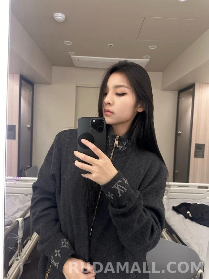 루이비통 루이비통 로고 지퍼 니트 자켓 상세 이미지