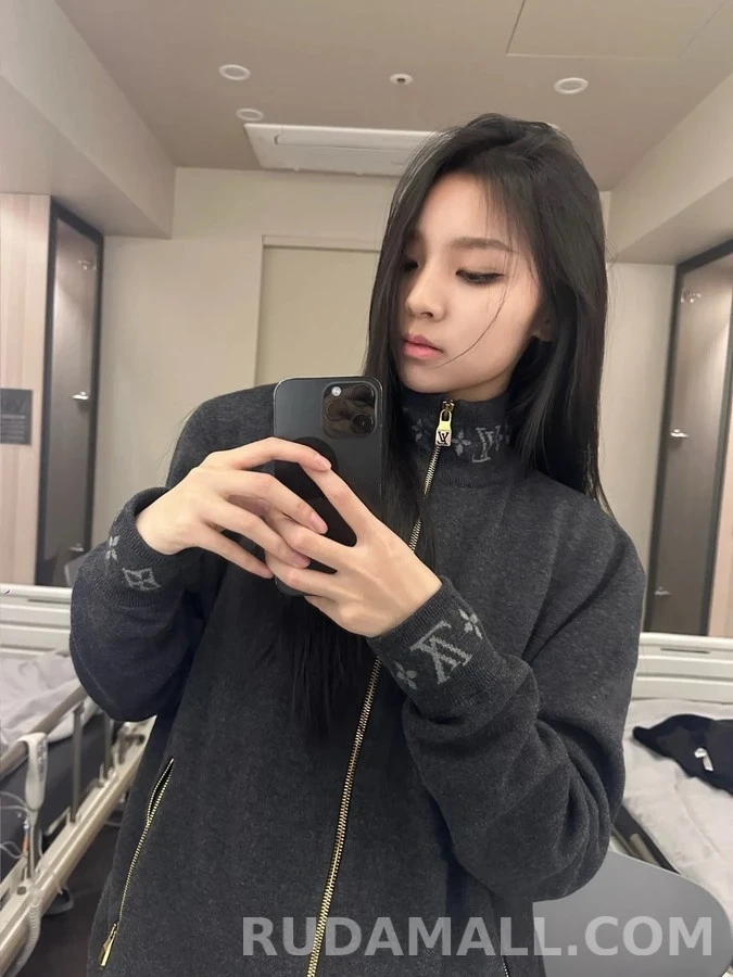 루이비통 루이비통 로고 지퍼 니트 자켓 상세 이미지