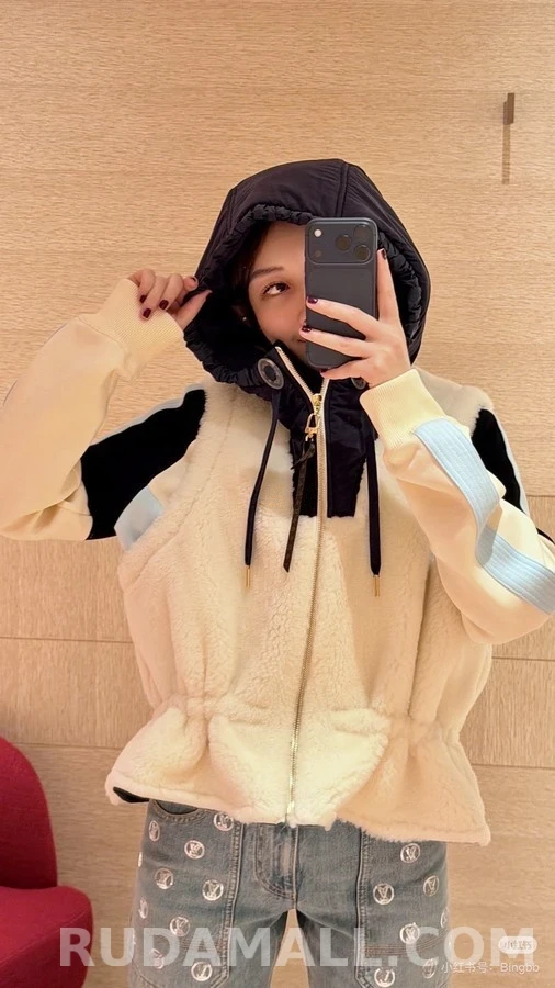 루이비통 루이비통 로고 플리스 후드 베스트 상세 이미지