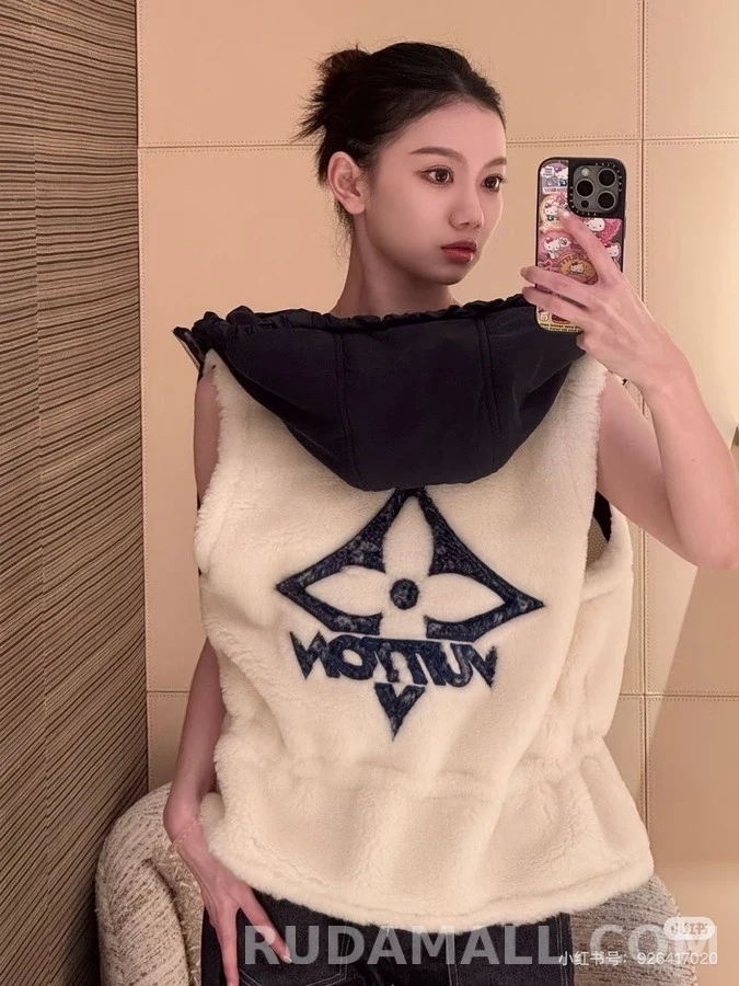 루이비통 루이비통 로고 플리스 후드 베스트 상세 이미지