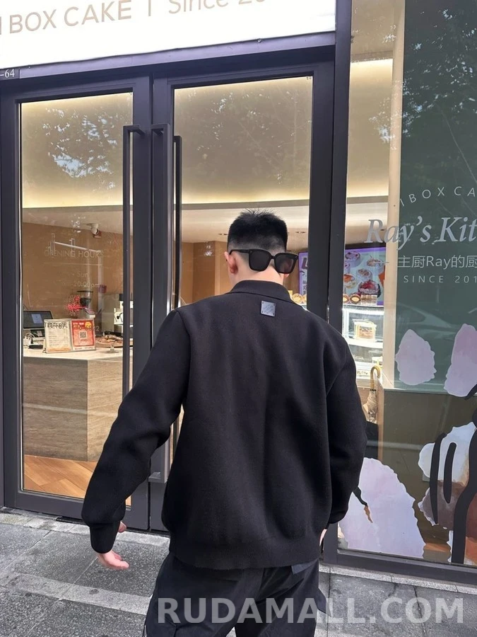 루이비통 루이비통 모노그램 가죽 디테일 니트 셔츠 상세 이미지