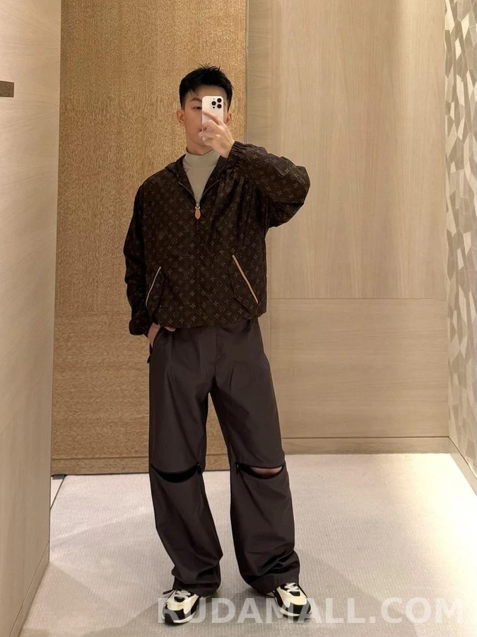 루이비통 루이비통 모노그램 후드 방풍 자켓 상세 이미지