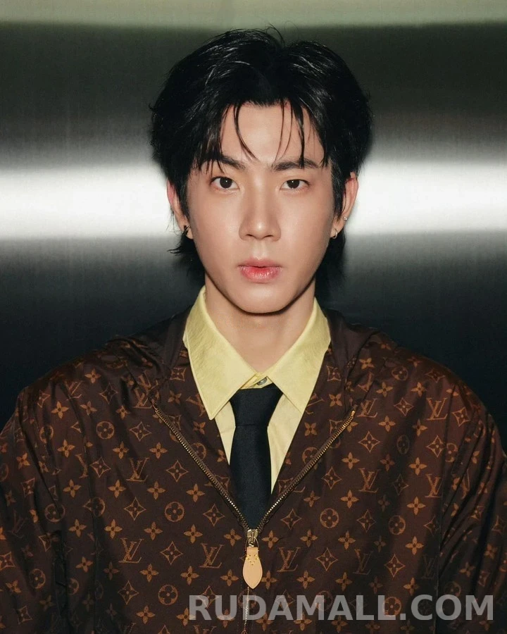 루이비통 루이비통 모노그램 후드 방풍 자켓 상세 이미지