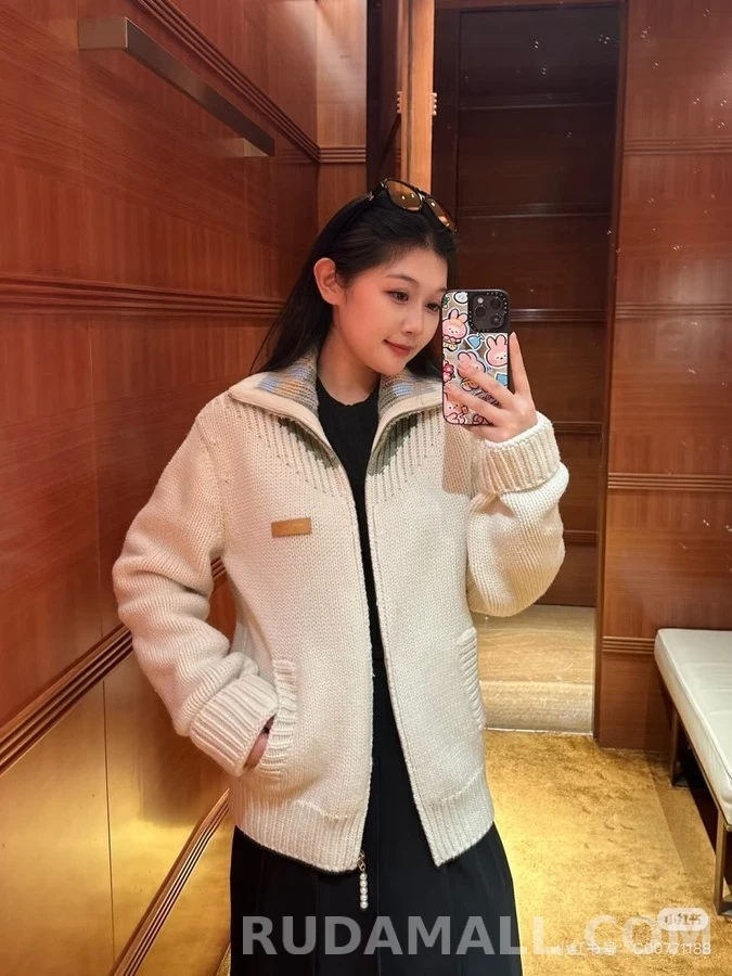 루이비통 루이비통 배색 카라 등판 엠보싱 레터링 진주 지퍼 자켓 상세 이미지
