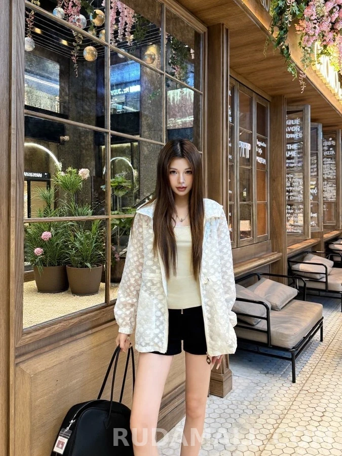 루이비통 루이비통 입체 모노그램 후드 집업 상세 이미지