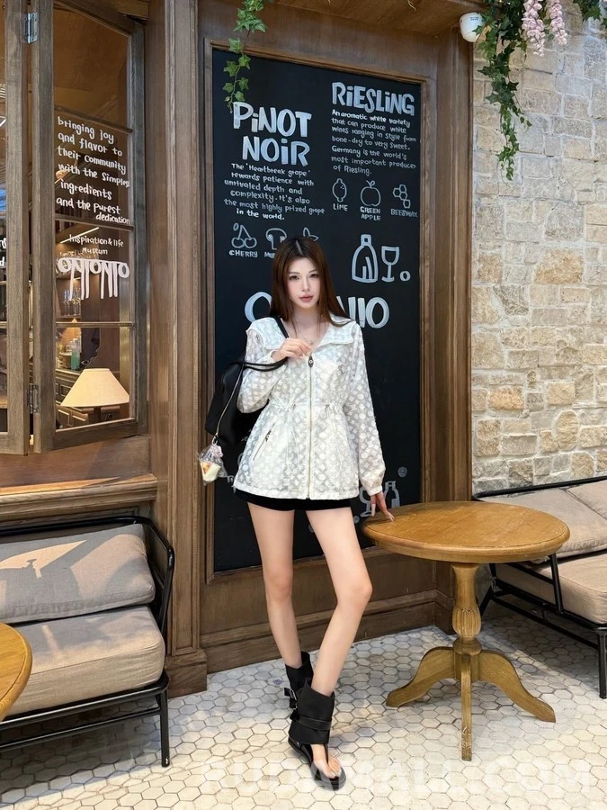 루이비통 루이비통 입체 모노그램 후드 집업 상세 이미지