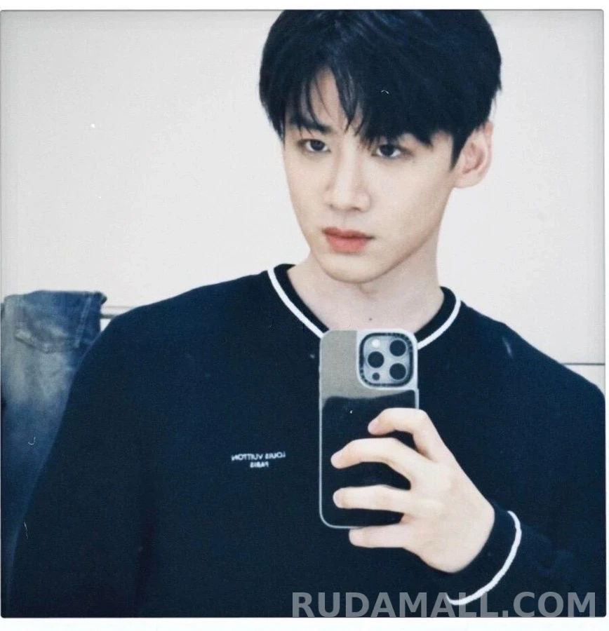 루이비통 루이비통 자수 V넥 스웨터 상세 이미지