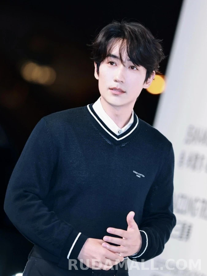 루이비통 루이비통 자수 V넥 스웨터 상세 이미지