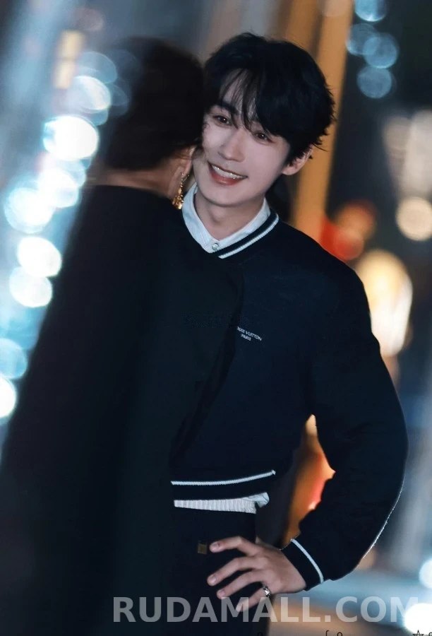 루이비통 루이비통 자수 V넥 스웨터 상세 이미지