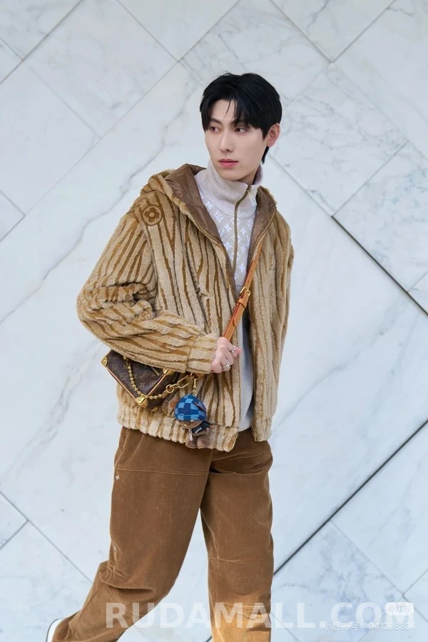 루이비통 루이비통 타이거 스트라이프 후드 집업 상세 이미지