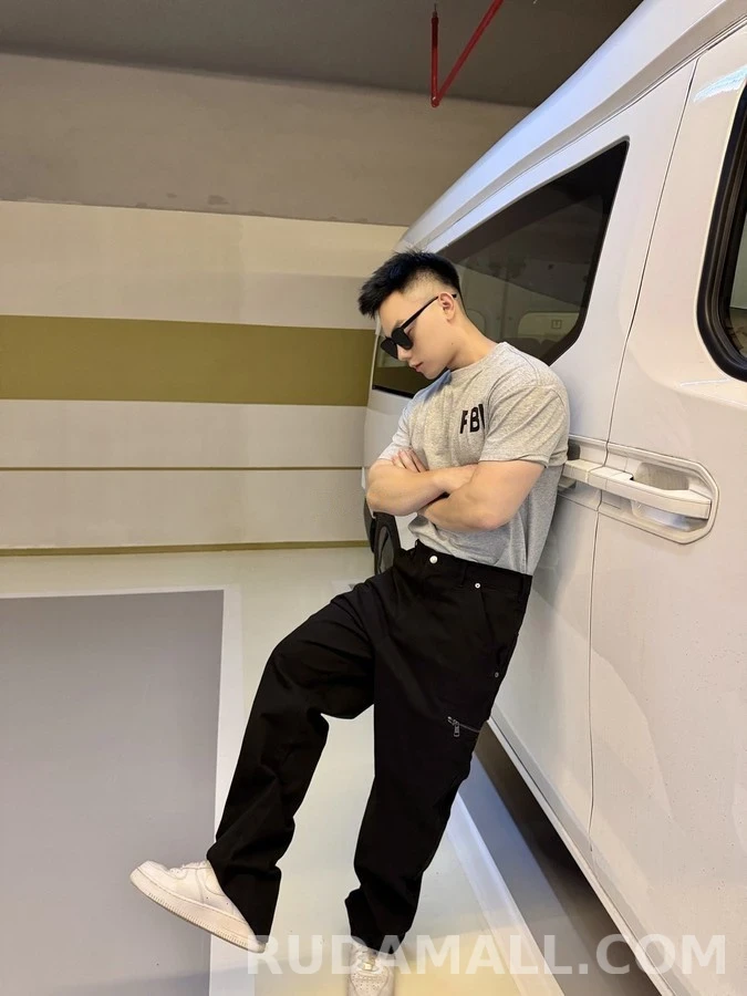 몽클레어 몽클레어 로고 지퍼 포켓 팬츠 상세 이미지