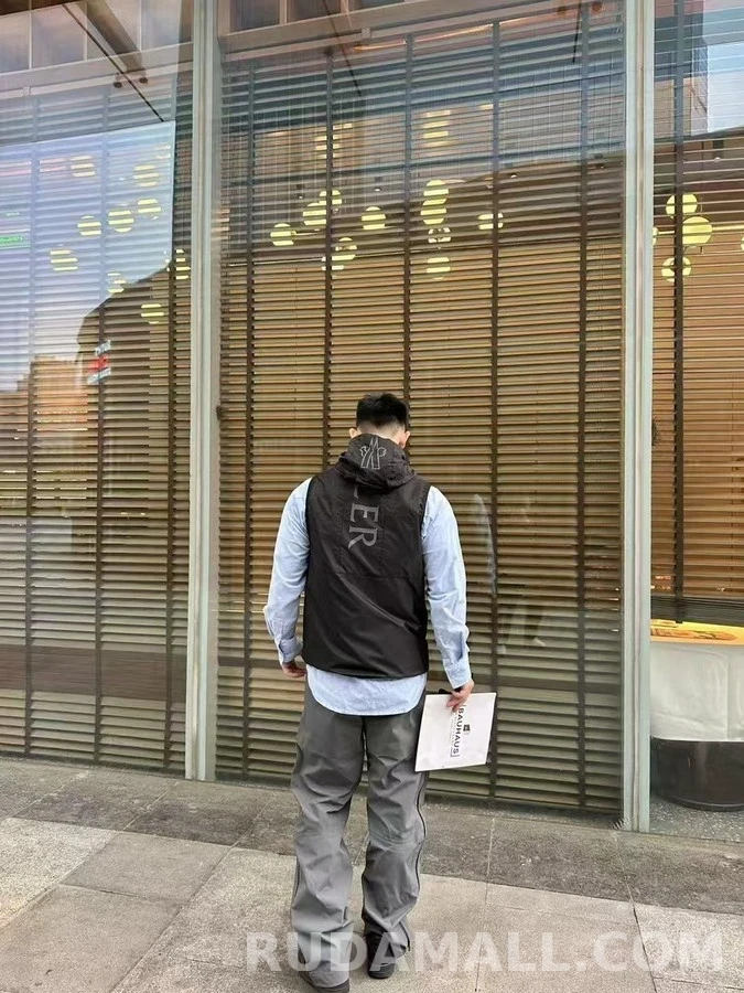 몽클레어 몽클레어 후드 반사 프린트 베스트 상세 이미지