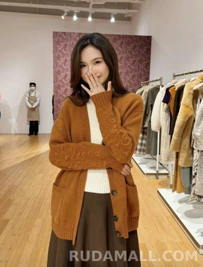 로로피아나 로로피아나 플라워 자수 브이넥 가디건 상세 이미지