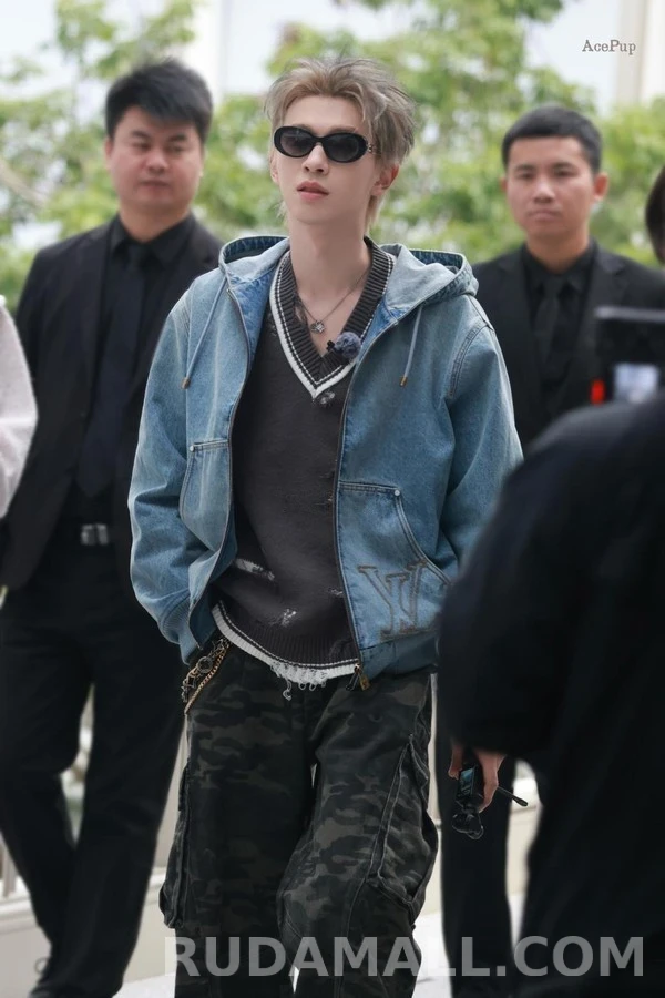루이비통 루이비통 로고 워싱 데님 후드 집업 상세 이미지