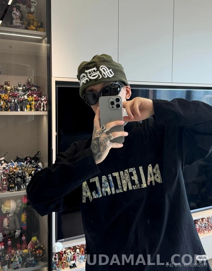 발렌시아가 발렌시아가 디지털 그래피티 로고 긴팔 티셔츠 상세 이미지