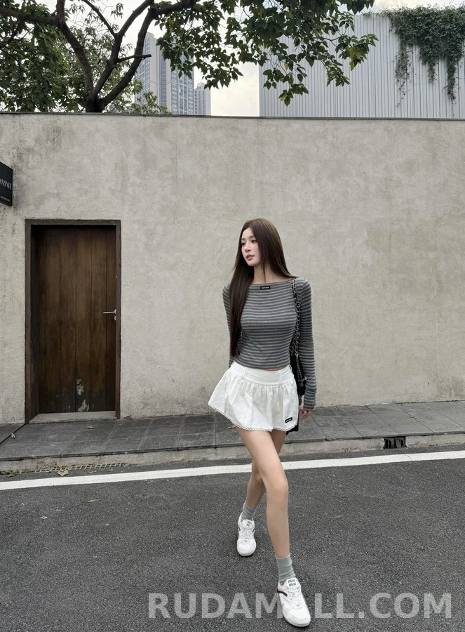 미우미우 미우미우 로고 스트라이프 보트넥 긴팔 티셔츠 상세 이미지