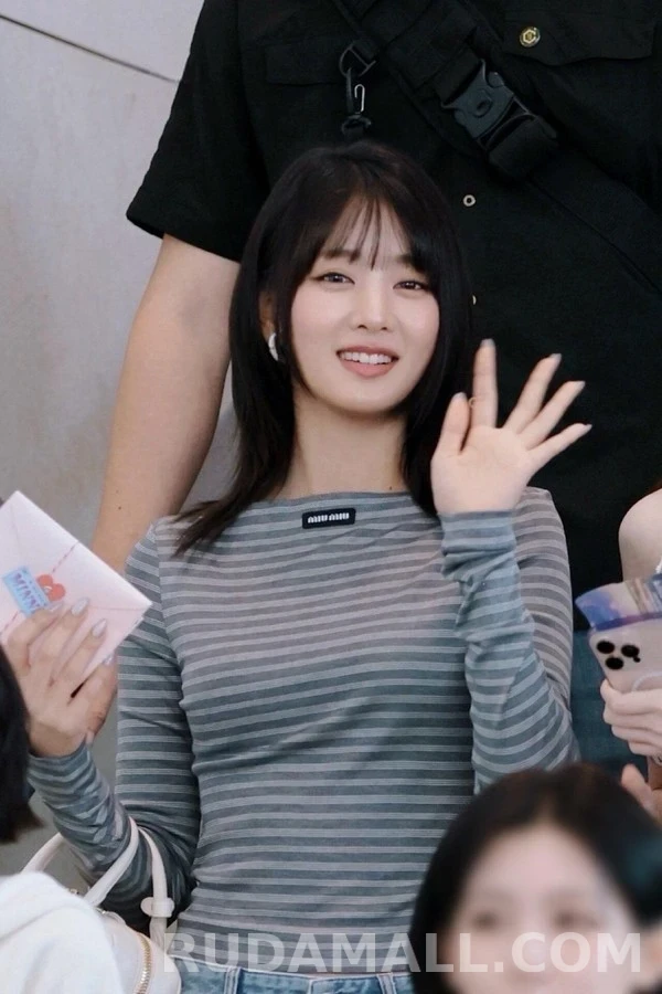 미우미우 미우미우 로고 스트라이프 보트넥 긴팔 티셔츠 상세 이미지