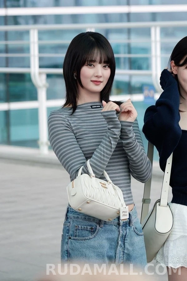미우미우 미우미우 로고 스트라이프 보트넥 긴팔 티셔츠 상세 이미지