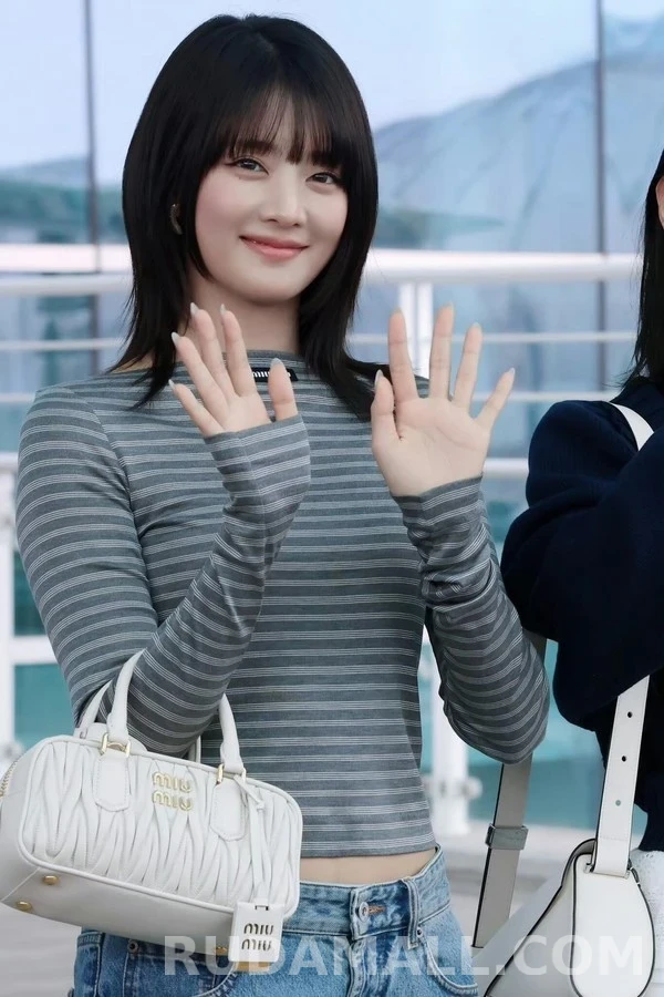 미우미우 미우미우 로고 스트라이프 보트넥 긴팔 티셔츠 상세 이미지