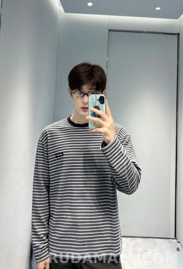 미우미우 미우미우 스트라이프 로고 패치 긴팔 티셔츠 상세 이미지