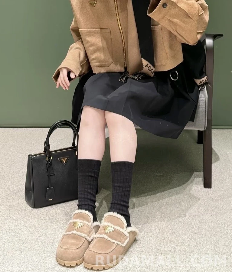프라다 프라다 삼각 로고 양털 로퍼 뮬 상세 이미지