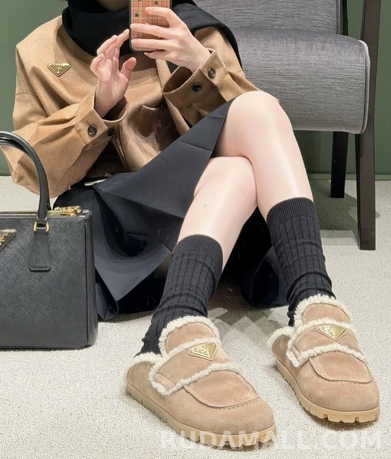 프라다 프라다 삼각 로고 양털 로퍼 뮬 상세 이미지