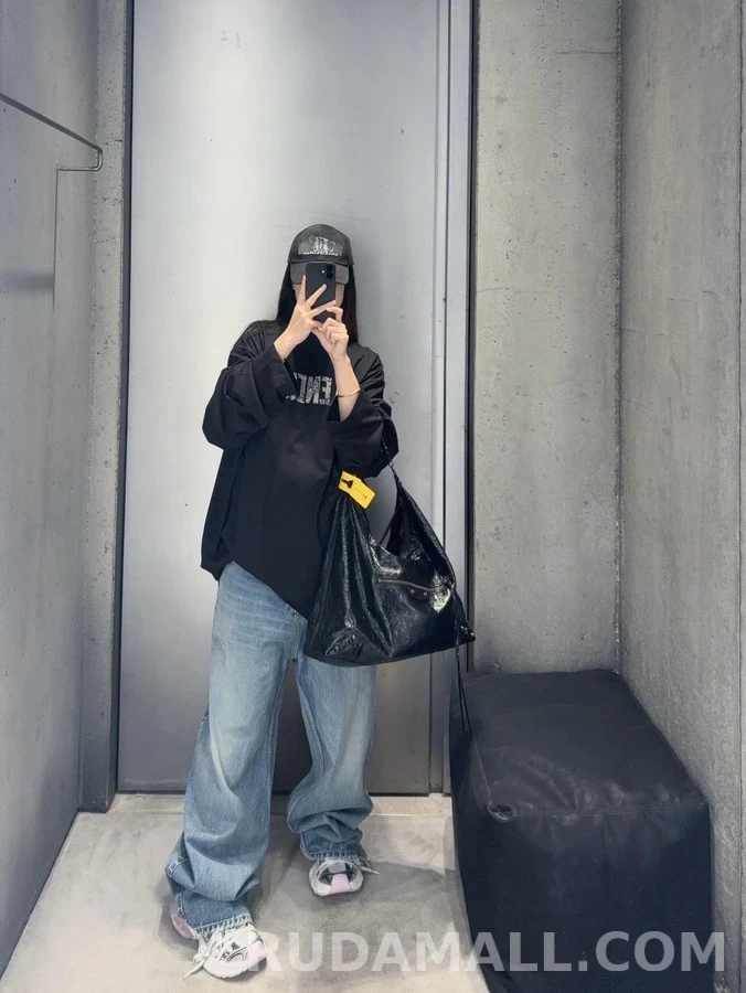 발렌시아가 발렌시아가 그래피티 테이프 로고 긴팔 티셔츠 상세 이미지