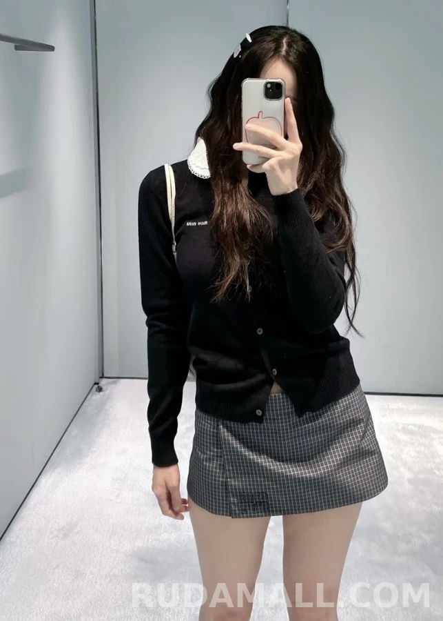 미우미우 미우미우 로고 탈착식 카라 긴팔 티셔츠 상세 이미지