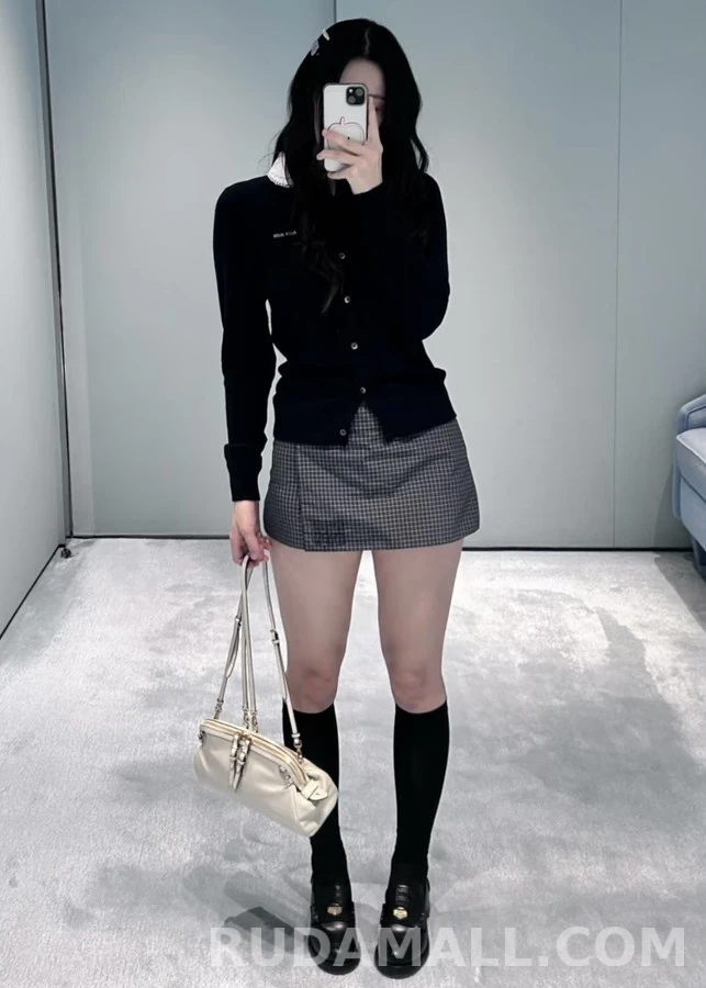 미우미우 미우미우 로고 탈착식 카라 긴팔 티셔츠 상세 이미지