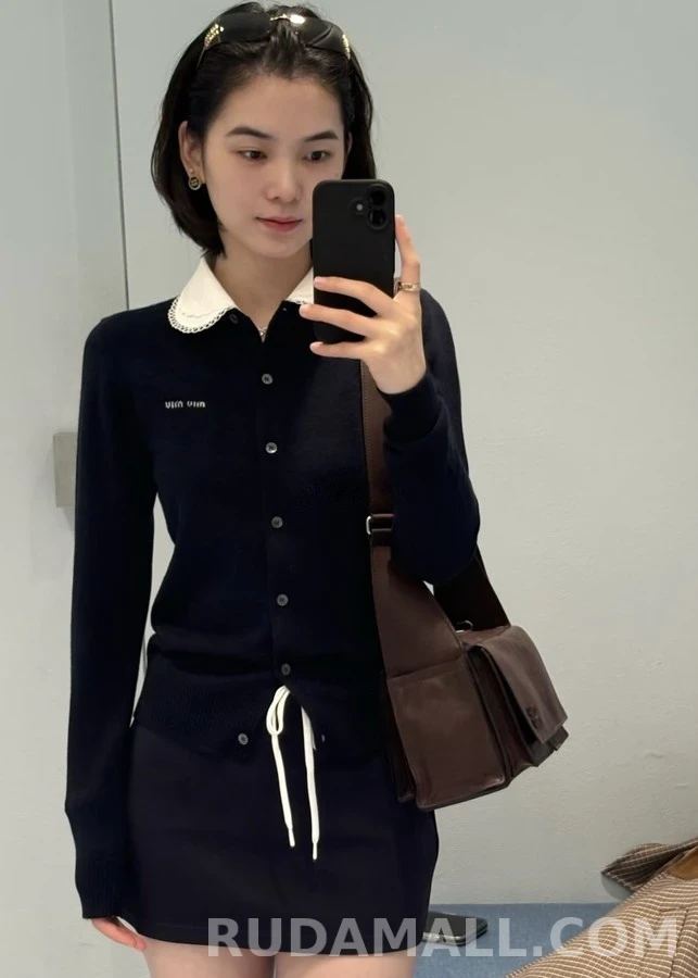 미우미우 미우미우 로고 탈착식 카라 긴팔 티셔츠 상세 이미지