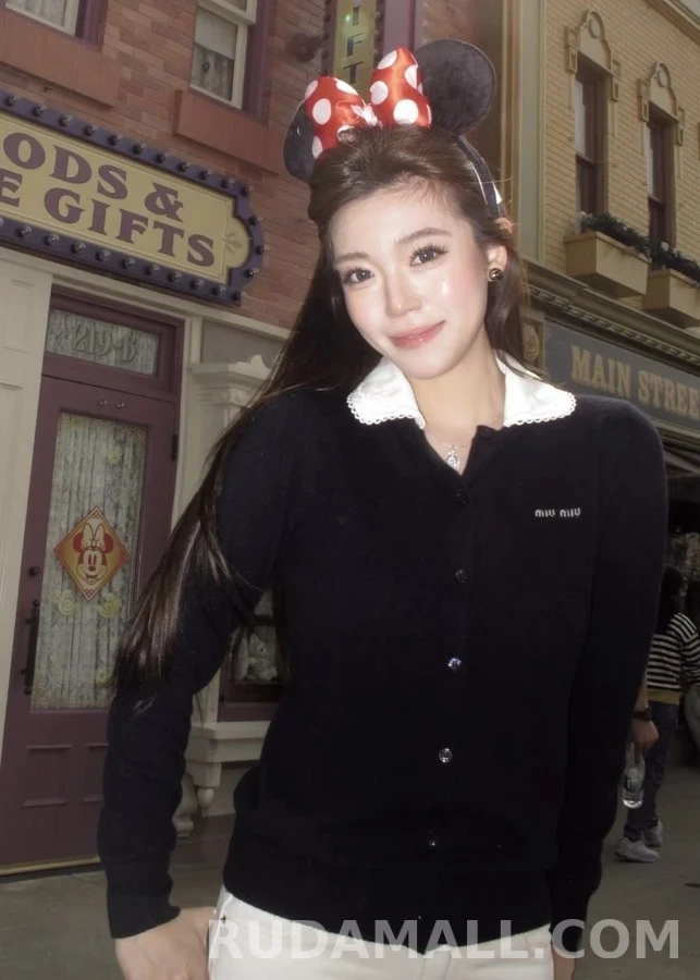 미우미우 미우미우 로고 탈착식 카라 긴팔 티셔츠 상세 이미지